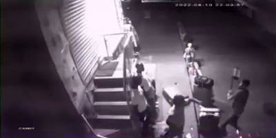 Fatih’te hırsızlık yapan kişiyi bavulla dövdü