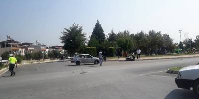 Otomobille çarpışan motosikletteki iki kurye yaralandı