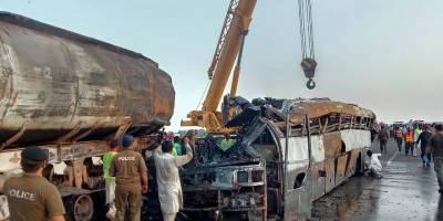 Pakistan'da petrol tankeriyle yolcu otobüsü çarpıştı: 20 ölü