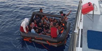 İzmir açıklarında 44 düzensiz göçmen yakalandı, 23'ü kurtarıldı