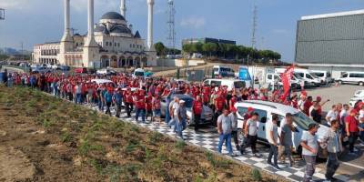 Eylem yapan işçiler, belediye binasından kendilerini çeken dronu yuhaladı