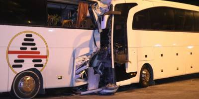 Tur otobüsü yolcu otobüsüne arkadan çarptı: 2’si ağır 25 yaralı