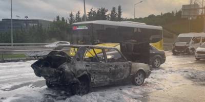 Kağıthane’de minibüse çarpan otomobil alev alev yandı, 1 yaralı