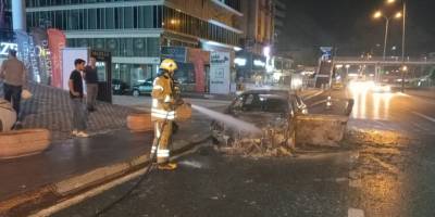 E-5’te alev alev yanan otomobil hurda yığınına döndü