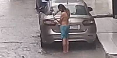 Sağanak yağmur altında şampuanla duş aldı