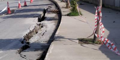 Küçükçekmece'de inşaatın temel kazısı sırasında yol çöktü