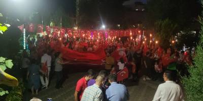 Binlerce kişi ellerindeki Türk bayraklarıyla yürüdü