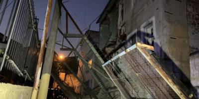 İzmir’de 3 katlı metruk binanın duvarı çöktü