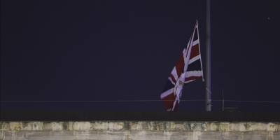 İngiltere Kraliçesi 2. Elizabeth'in vefatı nedeniyle İstanbul Başkonsolosluğu'ndaki bayrak yarıya indirildi.