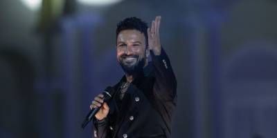İzmir'in kurtuluşunun 100. yılı etkinliklerinde şarkıcı Tarkan konser verdi