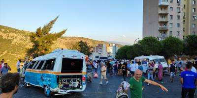  İzmir'de midibüs ile dolmuşun çarpışması sonucu 2 kişi öldü, 4 kişi yaralandı