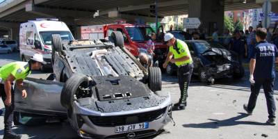 Uşak'ta iki otomobilin çarpıştığı kazada 2 kişi yaralandı