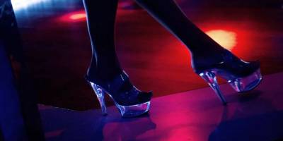 Huzurevi sakinlerine striptizci şovu