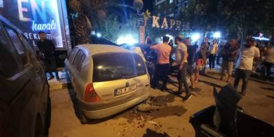 Manisa’da park halinde araçlara çarpan otomobildeki 4 kişi yaralandı