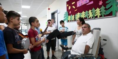 Kapattığı iş yerindeki enstrümanları bağışladığı öğrencileri müzikle buluşturdu