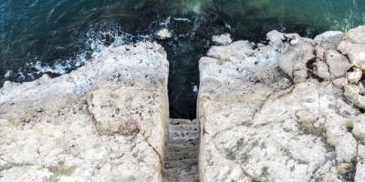 Van Gölü'ndeki çekilmeyle kayaya oyulmuş Urartu limanı ortaya çıktı