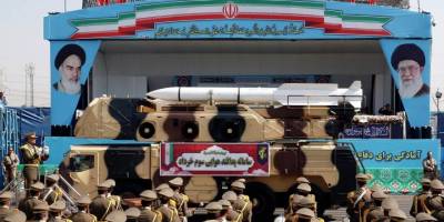 İran 1400 kilometre menzilli yeni balistik füzesini sergiledi