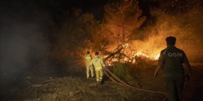 Antalya'nın Kaş ilçesindeki yangın kontrol altına alınmaya çalışılıyor
