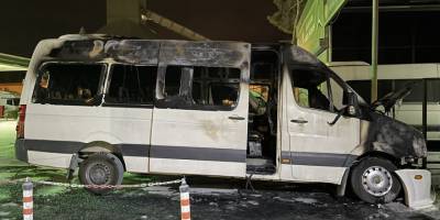 İzmir'de akaryakıt istasyonu bitişiğinde yanan minibüs kullanılmaz hale geldi