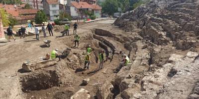'Sezar'ın Kalesi'ndeki antik tiyatronun seyirci basamakları gün yüzüne çıkarılıyor