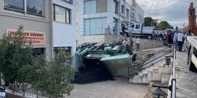 Bodrum'da asfalt kamyonu iş yerinin bahçesine devrildi