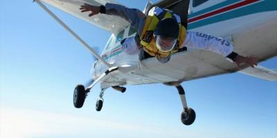 Paraşütçü baba oğul gökyüzünde heyecanı birlikte yaşıyor