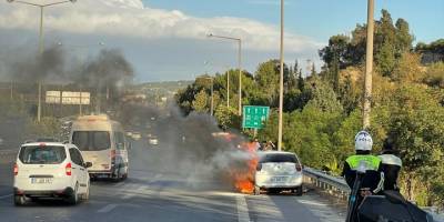 İzmir'de seyir halindeki otomobil yandı
