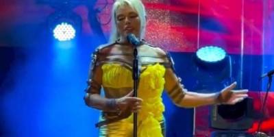 Sahne kostümü ile hayranlarını ikiye böldü