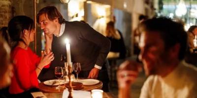 'Mağara devrine dönüş': Brüksel'de lokantalar mum ışığında hizmet vermeye başladı