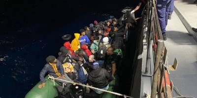 İzmir açıklarında geri itilen 38 düzensiz göçmen kurtarıldı