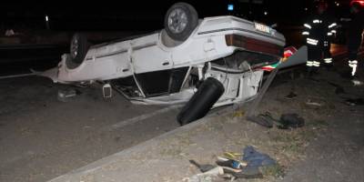 Manisa'da devrilen otomobildeki 2 kişi yaralandı