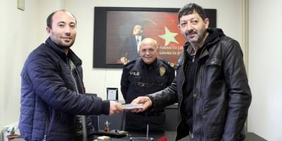 Kütahya'da bir öğretmen yolda bulduğu 28 bin lirayı sahibine teslim etti