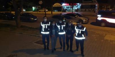 Çeşme'de 2 uyuşturucu satıcısı tutuklandı