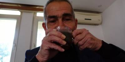 Günde en az 90 bardak çay tüketiyor: 'İçemediğimde krize giriyorum, cebimde poşet çayla geziyorum'