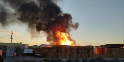 İzmir'de palet fabrikasında çıkan yangın söndürüldü