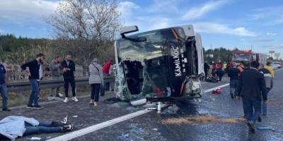 Anadolu Otoyolu'nun Bolu kesiminde yolcu otobüsü devrildi, 3 kişi öldü, 32 kişi yaralandı