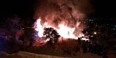 İzmir'de metruk binada başlayan ve yandaki eve sıçrayan yangın söndürüldü