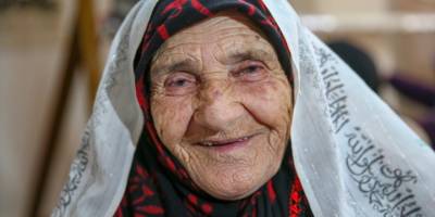 Dokuma kursunun 85 yaşındaki kursiyeri hem öğreniyor hem öğretiyor