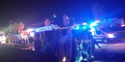 Denizli'de otobüsle kamyonun çarpışması sonucu 12 kişi yaralandı