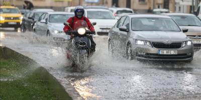 İzmir'de sağanak su baskınlarına neden oldu