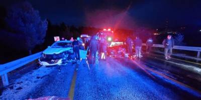 Bursa'da iki otomobil çarpıştı, 1 ölü, 5 yaralı