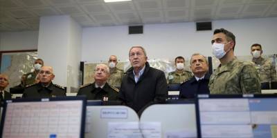 Bakan Akar, iki askerin şehit olmasının ardından TSK komuta kademesi ile Kara Kuvvetleri Harekat Merkezi'nde