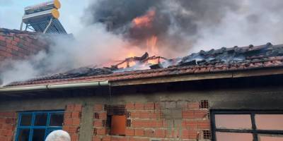 Gediz’de çıkan yangında ev kullanılamaz hale geldi