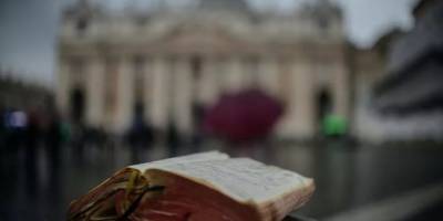 Vatikan: Katolik Kilisesi eşcinsel birliktelikleri kutsayamaz