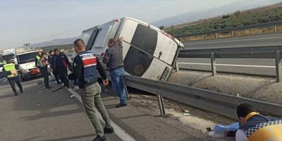 Osmaniyespor taraftarlarını taşıyan minibüsün devrilmesi sonucu 1 kişi öldü, 9 kişi yaralandı