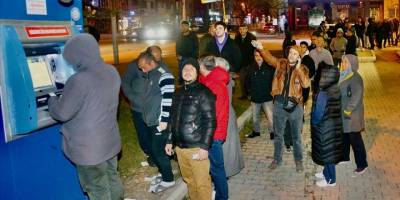 Eskişehir'de zamsız fiyattan su almak isteyenler uzun kuyruklar oluşturdu