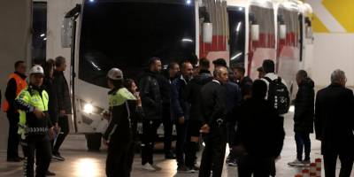 Altaylı futbolcular, Gürsel Aksel Stadı'ndan ayrıldı