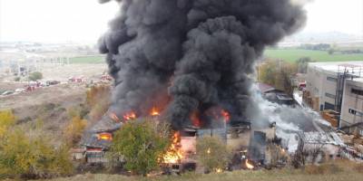 Denizli'de kimya fabrikasında çıkan yangına müdahale ediliyor