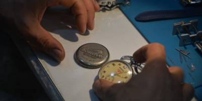 Gedizli tamirci dede yadigarı mesleğinde saatlerin ömrünü uzatıyor