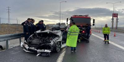 Manisa'da tıra arkadan çarpan otomobildeki 2 kişi öldü, 2 kişi yaralandı